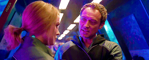Vers (Brie Larson) gets a lesson from Yon-Rogg (Jude Law) in Captain Marvel