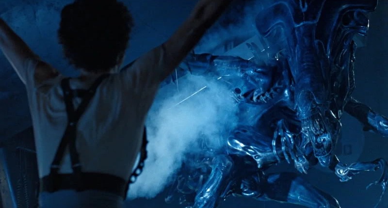 Ripley confronts the Alien Queen in the 1986 film Aliens