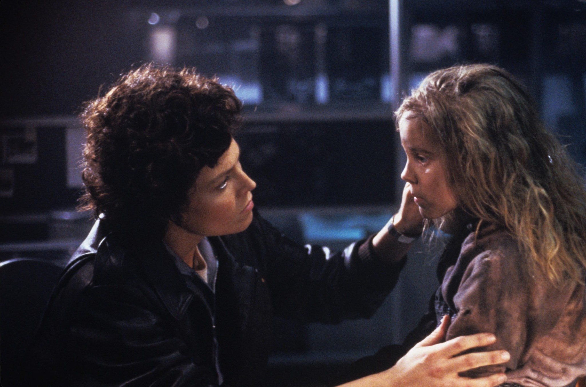 Ripley (Sigourney Weaver) starts to bond with Newt (Carrie Henn) in Aliens