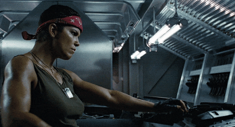 Vasquez (Jenette Goldstein) and Drake (Mark Rolston) gear up with big guns in Aliens