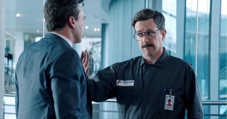Bob Callahan (Jon Hamm) and Hogan "Hoagie" Malloy (Ed Helms) in the movie Tag
